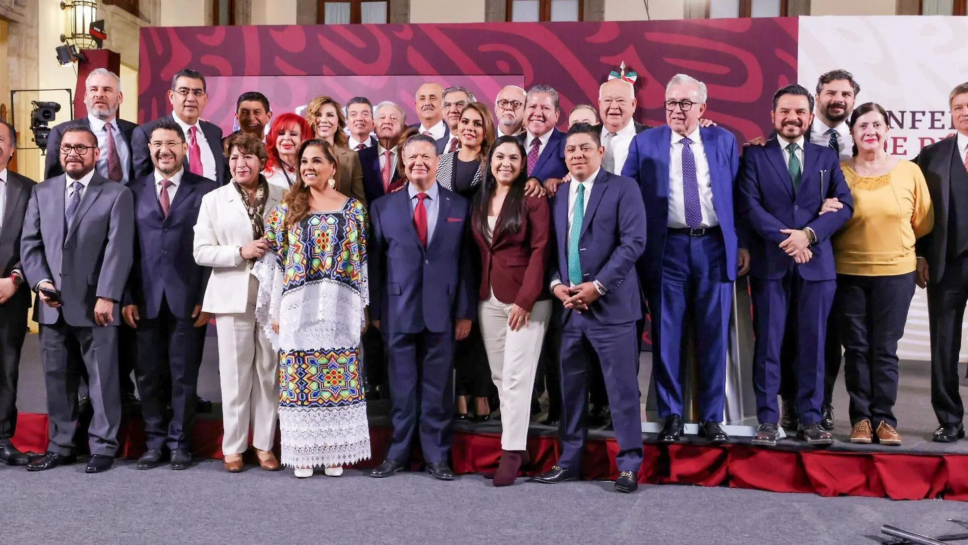 El gobernador de Puebla Sergio Salomón Céspedes Peregrina asistió a la conferencia del presidente Andrés Manuel López Obrador